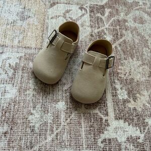 Baby/toddler clogs with buckle